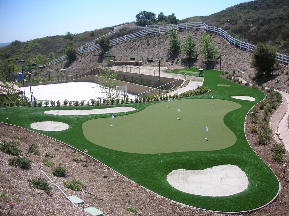 Artificial grass putting green