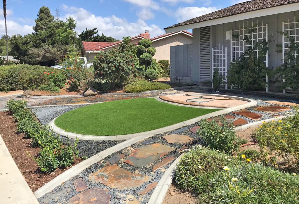 Frontyard with artificial grass