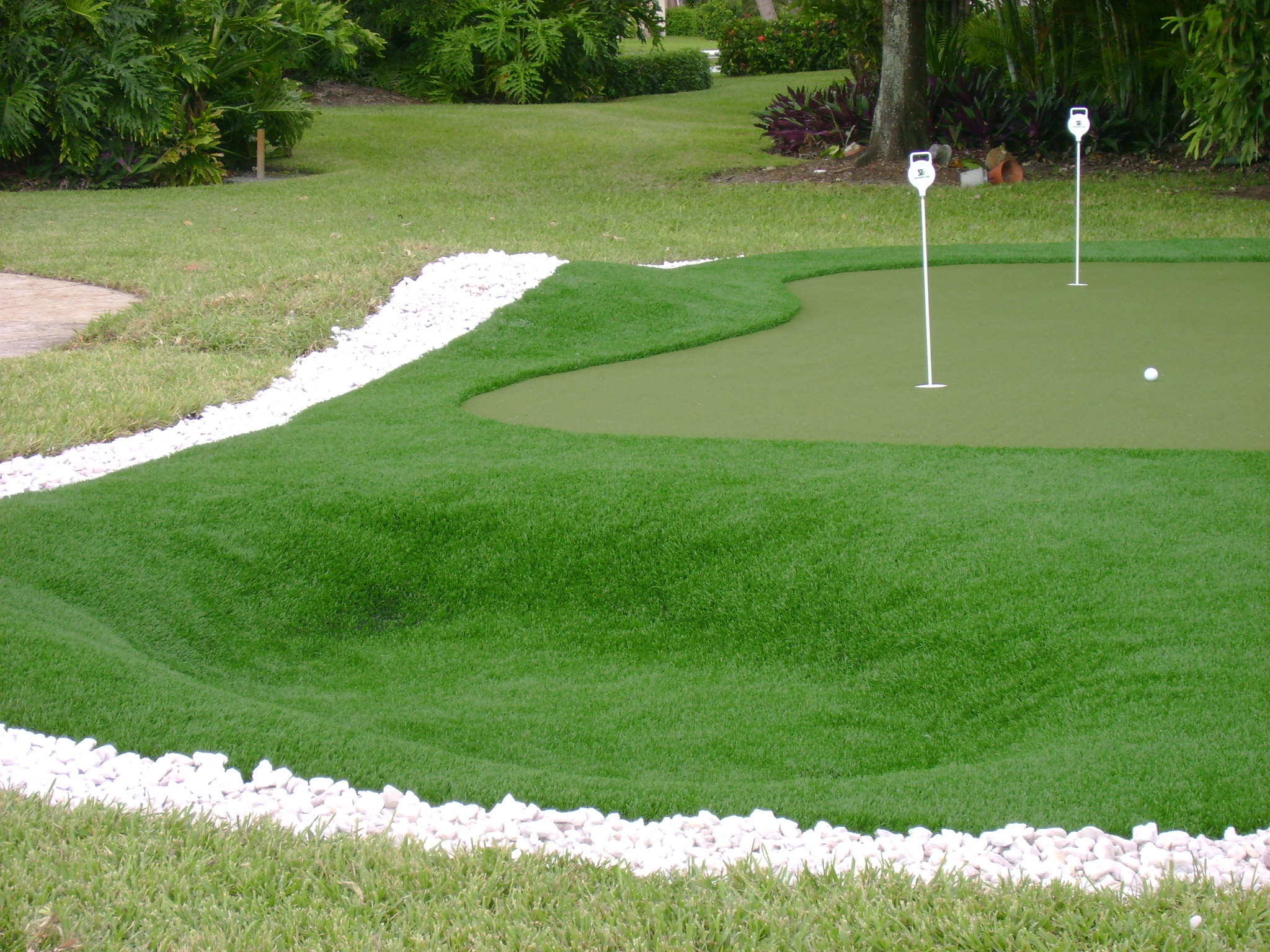 Artificial turf putting green