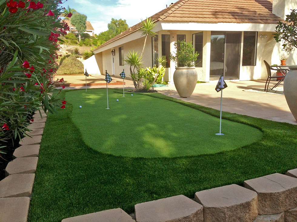 Artificial grass putting green